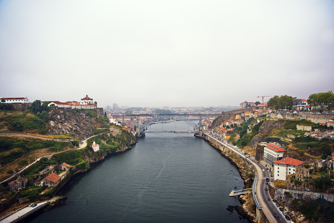 Scopri Simon Bolivar: Storia e Cultura in Portogallo - Igreja | Secret World Trip Planner