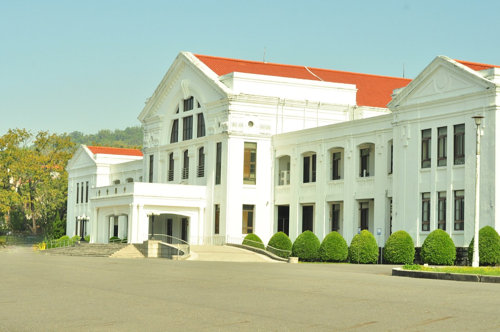 Descubre Zhongxing Hall: Una joya histórica de Taiwán - Guangrong Village | Secret World Trip Planner