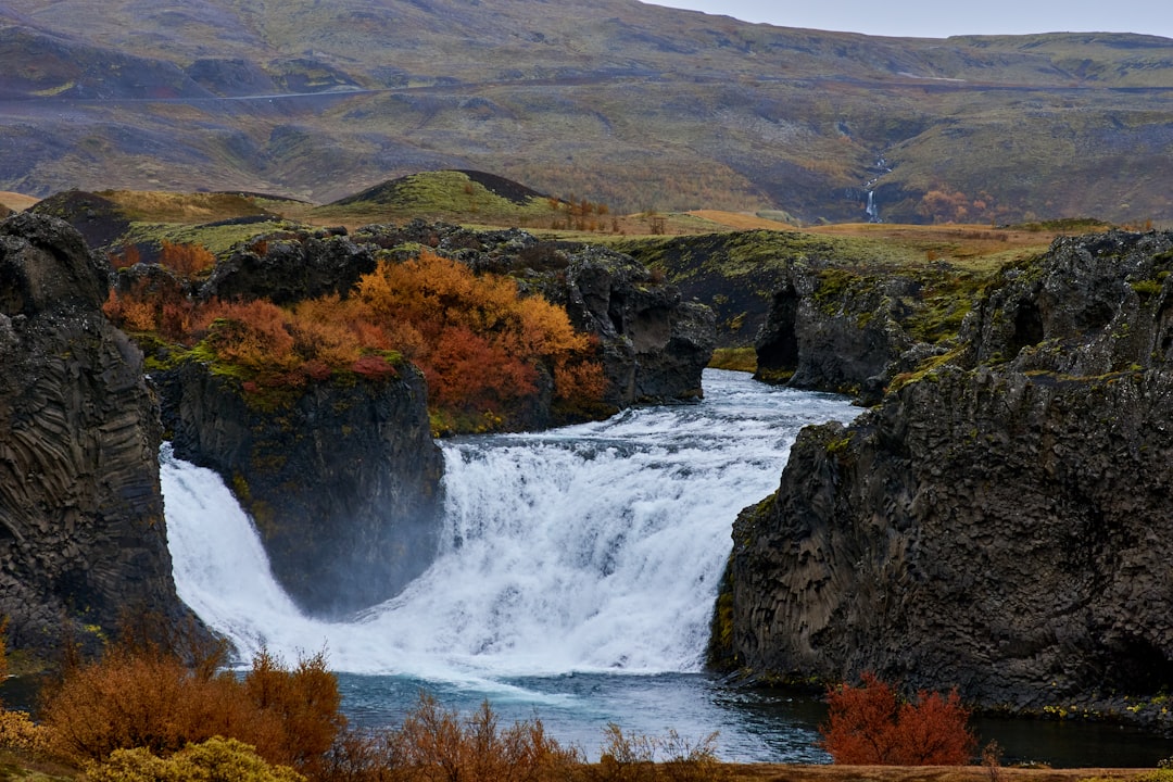 Découvrez la magie d'Ófærufoss : La cascade islandaise à ne pas manquer | Secret World Trip Planner