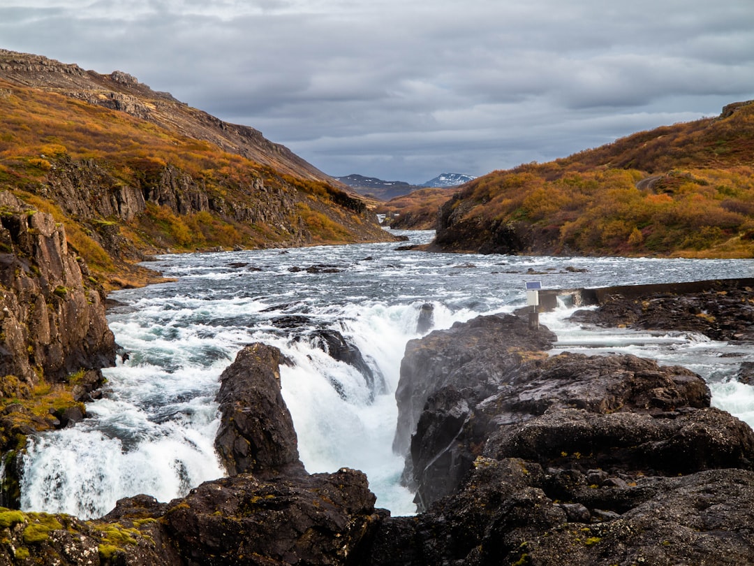 Descubre la Magia de Ófærufoss: La Cascada Islandesa Imperdible | Secret World Trip Planner
