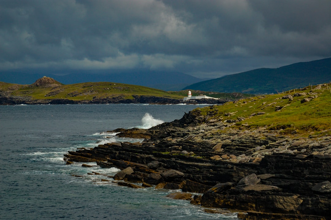 Découvrez le phare d'Inisheer : Un bijou d'Irlande - Baile An Tsleibhe | Secret World Trip Planner