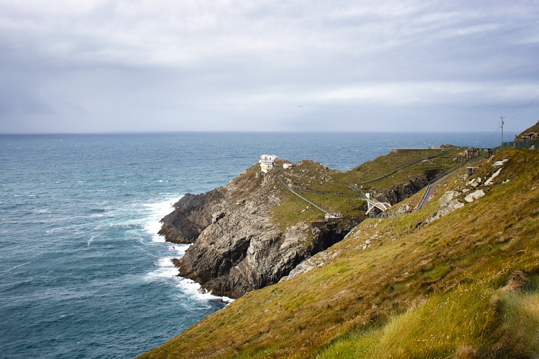Mizen Head Lighthouse: Un Faro en el Corazón de Irlanda - Comeenavrick | Secret World Trip Planner