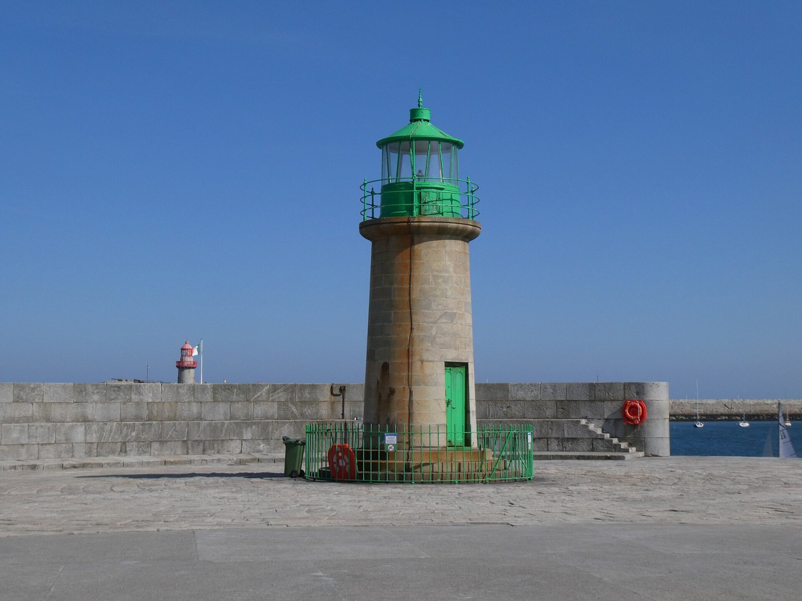 Dun Laoghaire West Lighthouse : Un phare sur la côte irlandaise - Dublin | Secret World Trip Planner