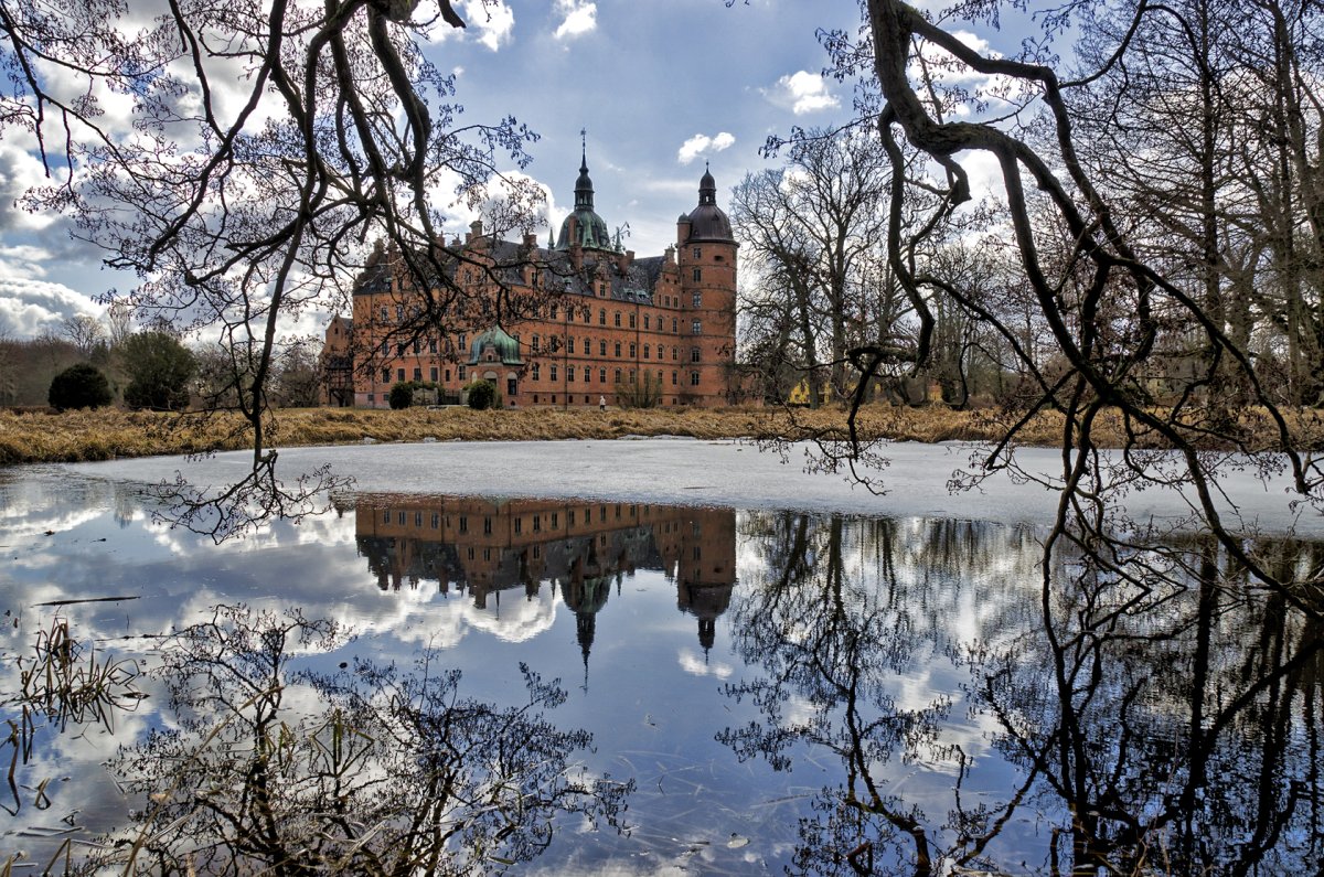 Vallø Slot: Das dänische Renaissance-Schloss am Graben — Slotsgade 4