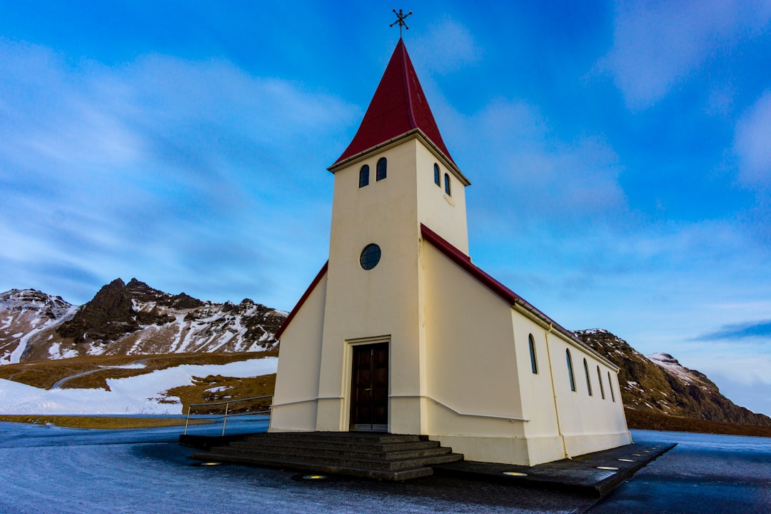 Entdecke die Magie der Vik Kirche in Island - Vík | Secret World Trip Planner