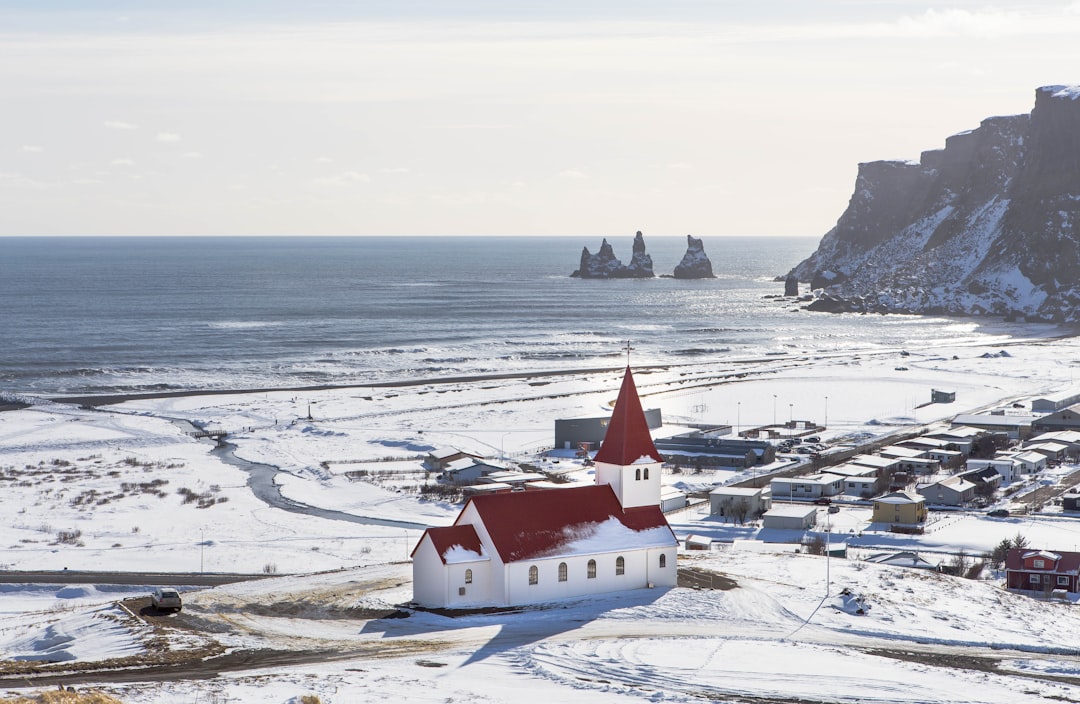 Découvrez la magie de l'église Vik en Islande - Vík | Secret World Trip Planner