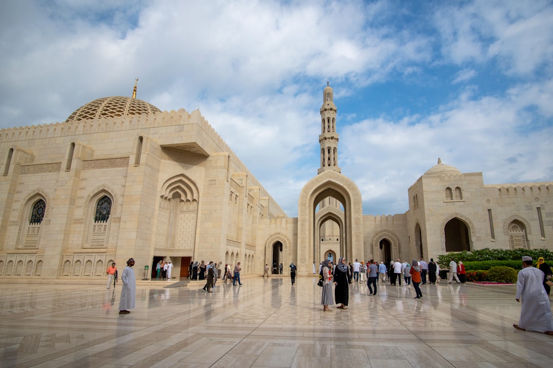Scopri la bellezza della Moschea in Oman - Al Qasabiyat | Secret World Trip Planner