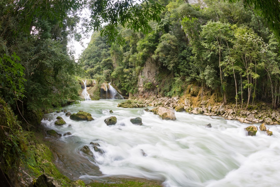 Descubra Semuc Champey: um paraíso natural na Guatemala - Chicanutz | Secret World Trip Planner