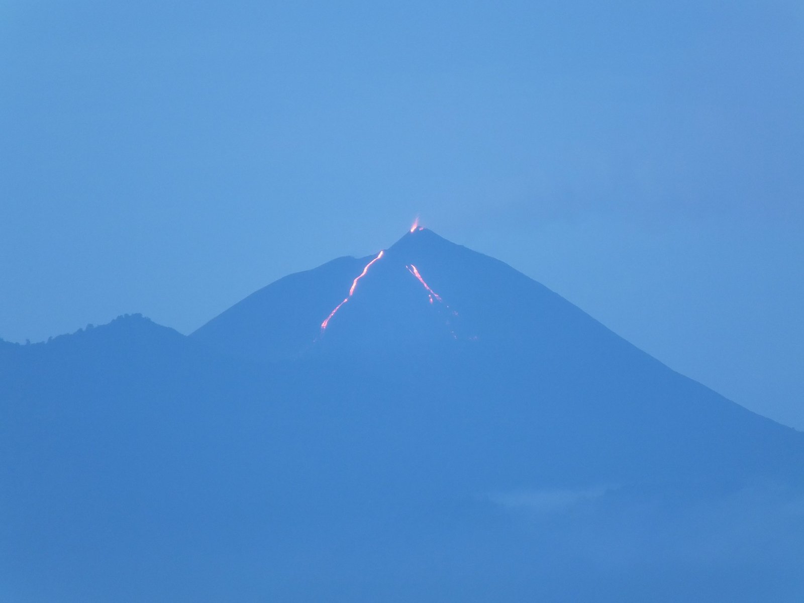 Descubre el Volcán Pacaya: Una Aventura en el Corazón de Guatemala - Las Pozas | Secret World Trip Planner