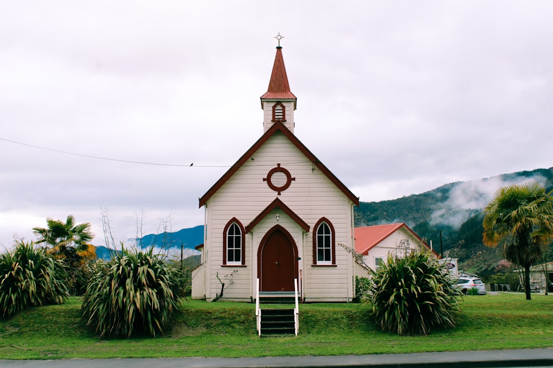 Descubre Our Lady of Lourdes: un viaje entre fe y cultura en Nueva Zelanda - Paraparaumu | Secret World Trip Planner