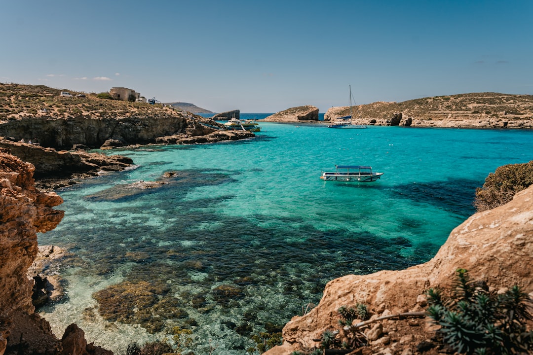 Комино: остров без машин в Лагуне Блу - Comino | Secret World Trip Planner