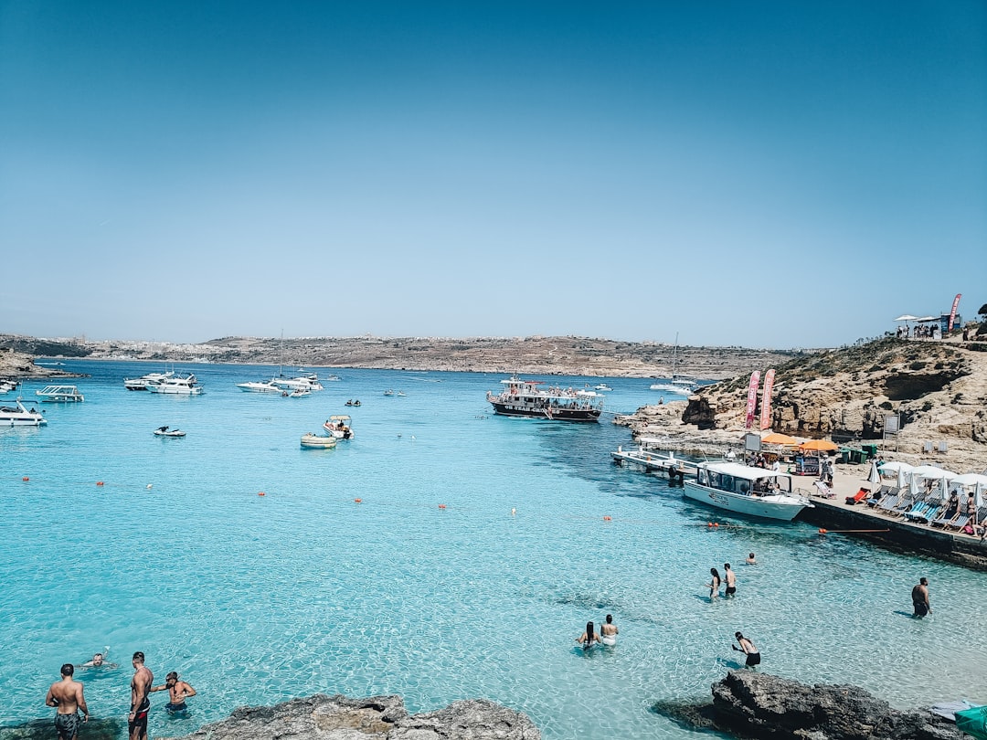 コミーノ：青いラグーンの車のない島 - Comino | Secret World Trip Planner