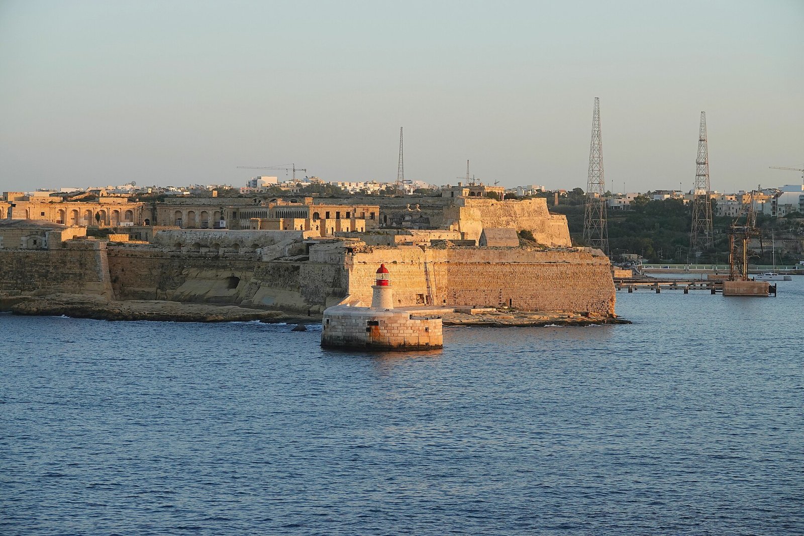 探索里卡索利灯塔：马耳他的瑰宝 - VGXF+P5 Kalkara | Secret World Trip Planner