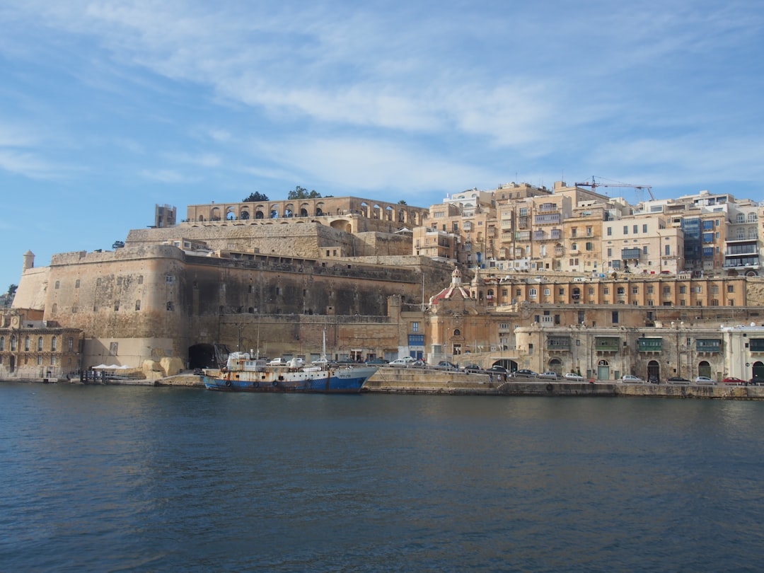 Entdecken Sie Taħt il-Ħnejja: Die Magie der Blauen Grotte in Malta - Panorama | Secret World Trip Planner