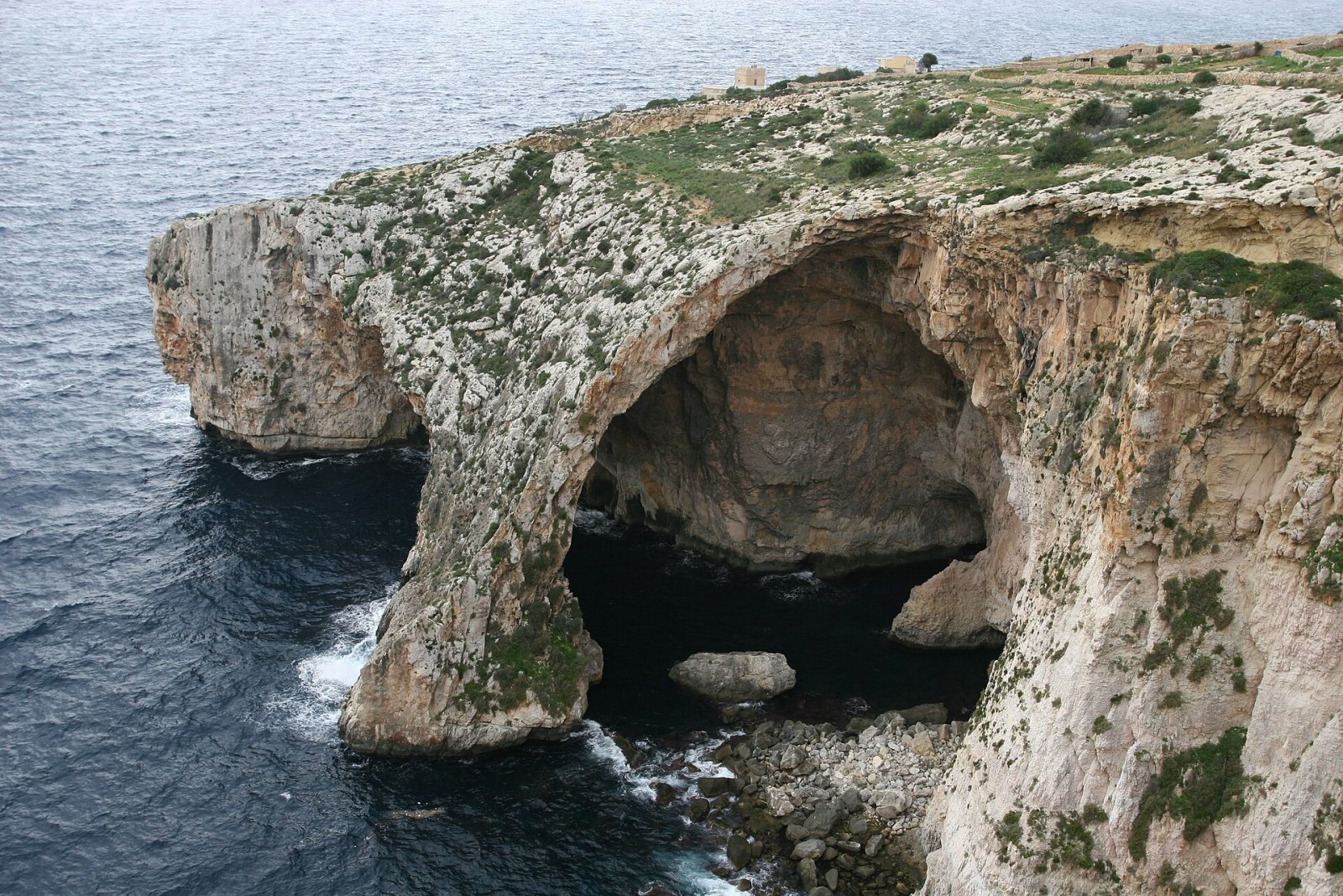 Descubra Taħt il-Ħnejja: A Magia da Blue Grotto em Malta - Panorama | Secret World Trip Planner