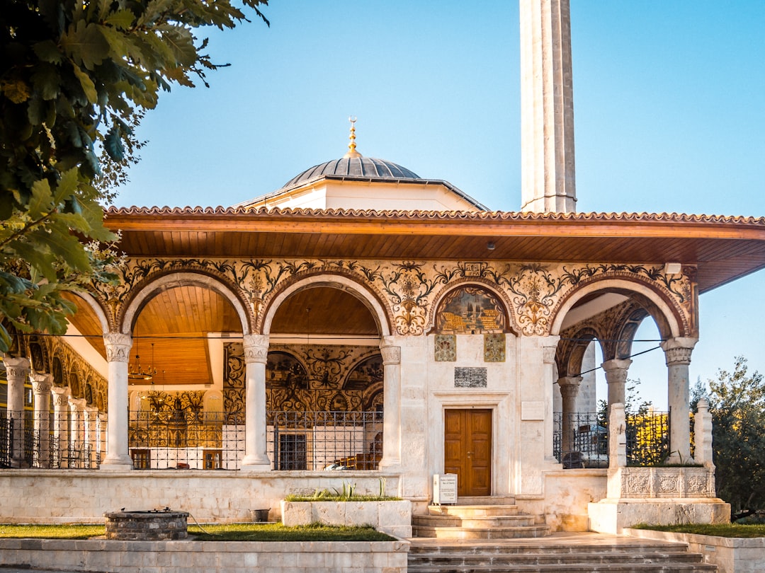 Descubriendo la belleza de la Mezquita en Albania - Llakatund | Secret World Trip Planner