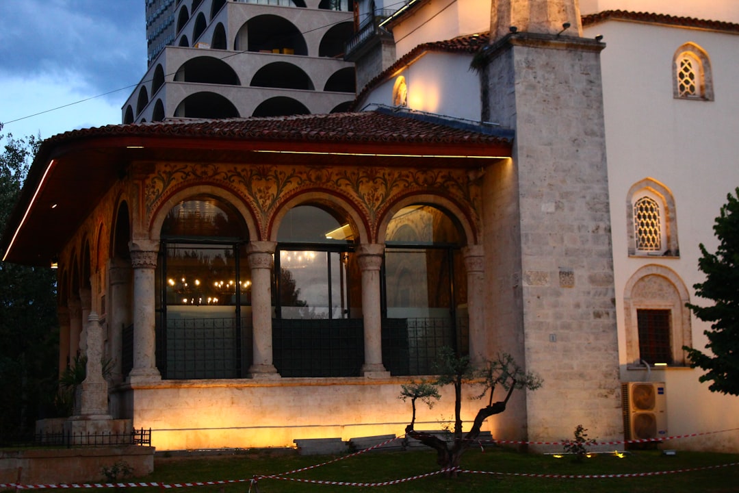 Descubriendo la belleza de la Mezquita en Albania - Llakatund | Secret World Trip Planner
