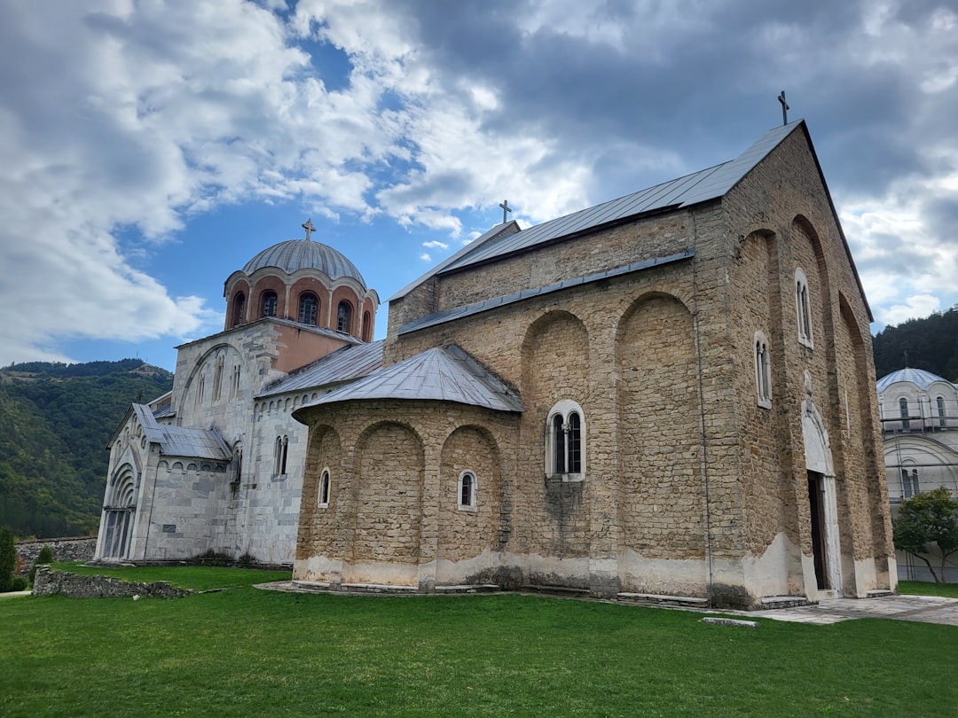 Scopri la Chiesa Ortodossa di San Giorgio in Montenegro - Gusinje | Secret World Trip Planner
