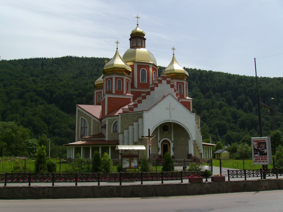 Entdecken Sie die Orthodoxe Kirche des Heiligen Georg in Montenegro - Gusinje | Secret World Trip Planner