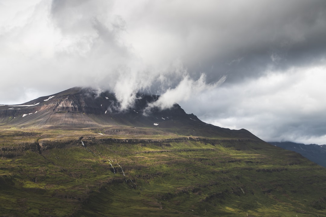 Descubre el Encanto de los Volcanes Escudo en Islandia | Secret World Trip Planner