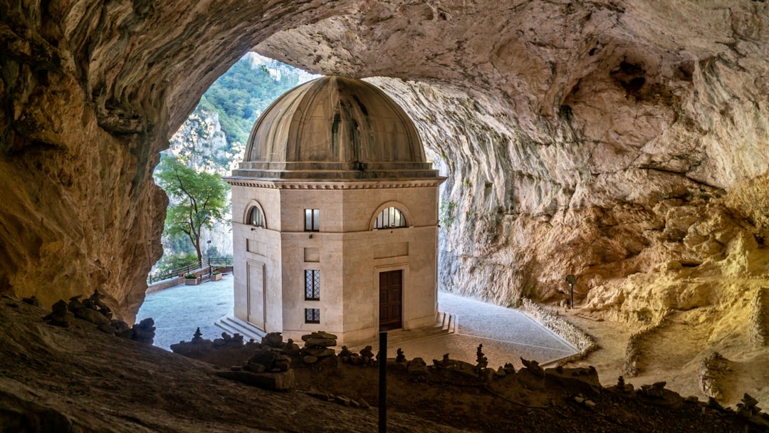Grotta von Clamouse: Weiße Kristalle im Hérault - D4 | Secret World Trip Planner