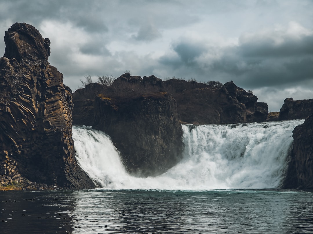 Hjálparfoss: Die Zwillingsfälle im Basalt-Amphitheater - Hjálparvegur 3361 | Secret World Trip Planner