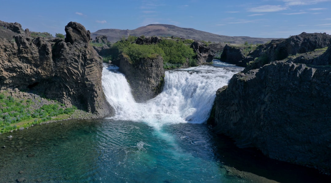 Hjálparfoss: las cascadas gemelas en el anfiteatro de basalto - Hjálparvegur 3361 | Secret World Trip Planner