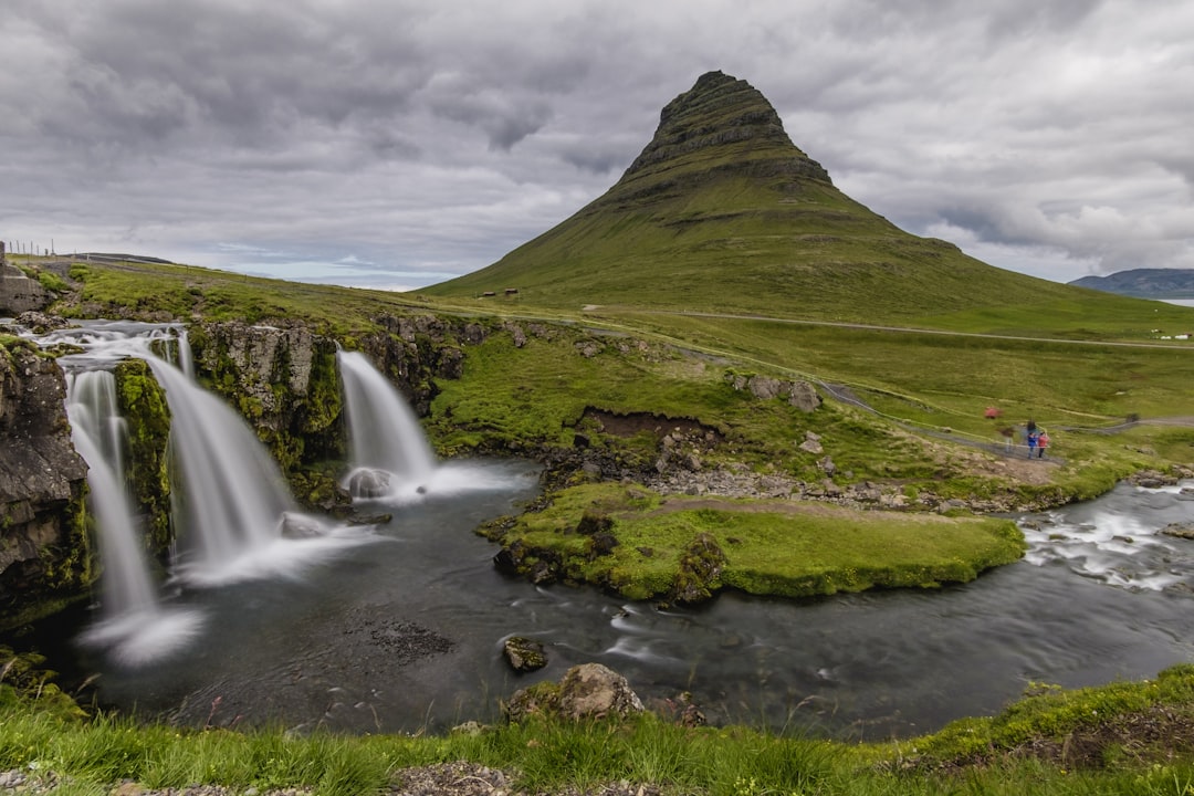 Kirkjufell: La Montagna Iconica dell'Islanda - Grundarfjörður | Secret World Trip Planner