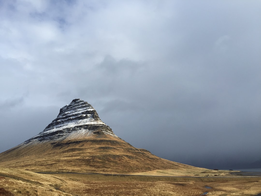Kirkjufell: Иконическая гора Исландии - Grundarfjörður | Secret World Trip Planner