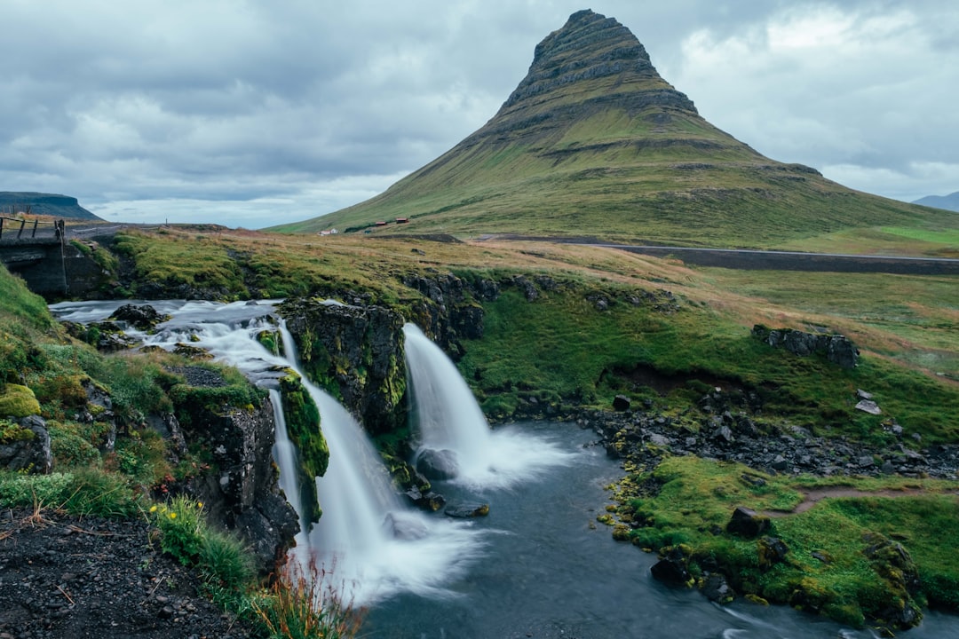 Kirkjufell: Иконическая гора Исландии - Grundarfjörður | Secret World Trip Planner