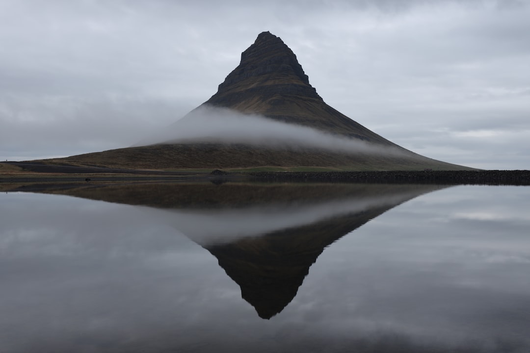 Kirkjufell: Иконическая гора Исландии - Grundarfjörður | Secret World Trip Planner