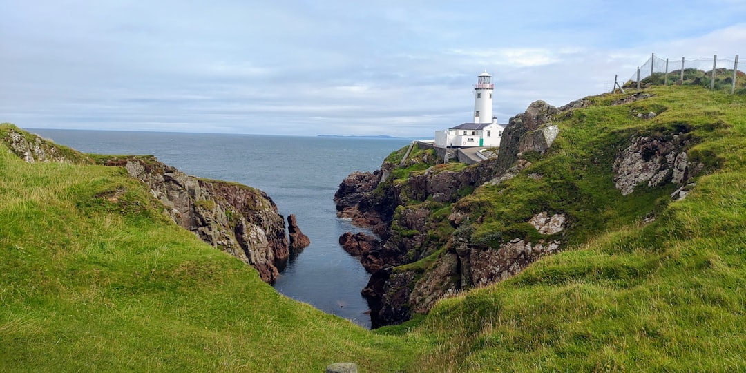 Strumble Head Lighthouse: faro tra delfini e scogliere - Pencaer | Secret World Trip Planner