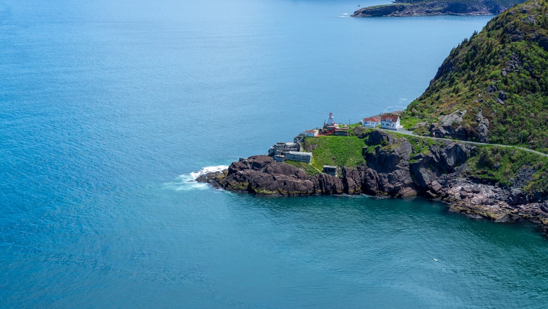 Strumble Head Lighthouse: faro tra delfini e scogliere - Pencaer | Secret World Trip Planner