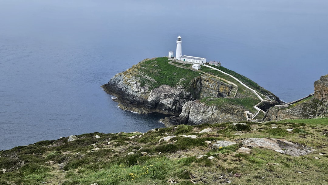 Faro Strumble Head: entre delfines y acantilados - Pencaer | Secret World Trip Planner