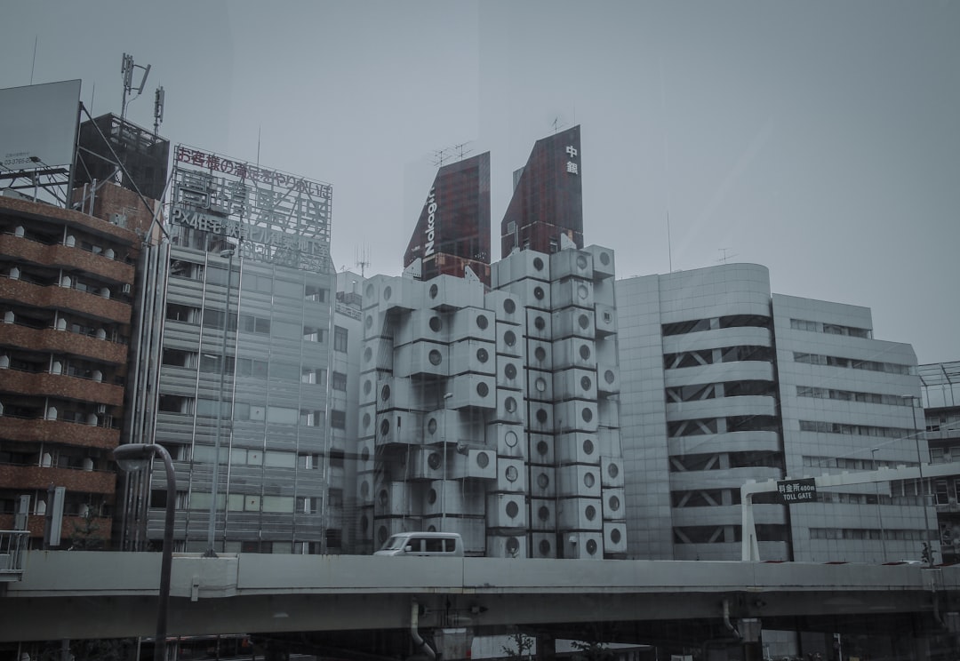 中銀カプセルタワー：日本のメタボリズムの象徴 - Chuo City | Secret World Trip Planner