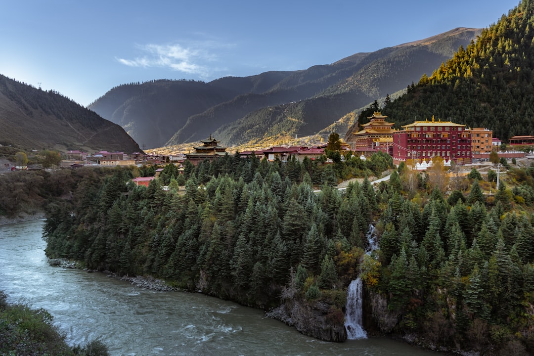 Vinos de alta montaña en Shangri-La: entre viñedos y Himalayas - Diqing Tibetan Autonomous Prefecture | Secret World Trip Planner