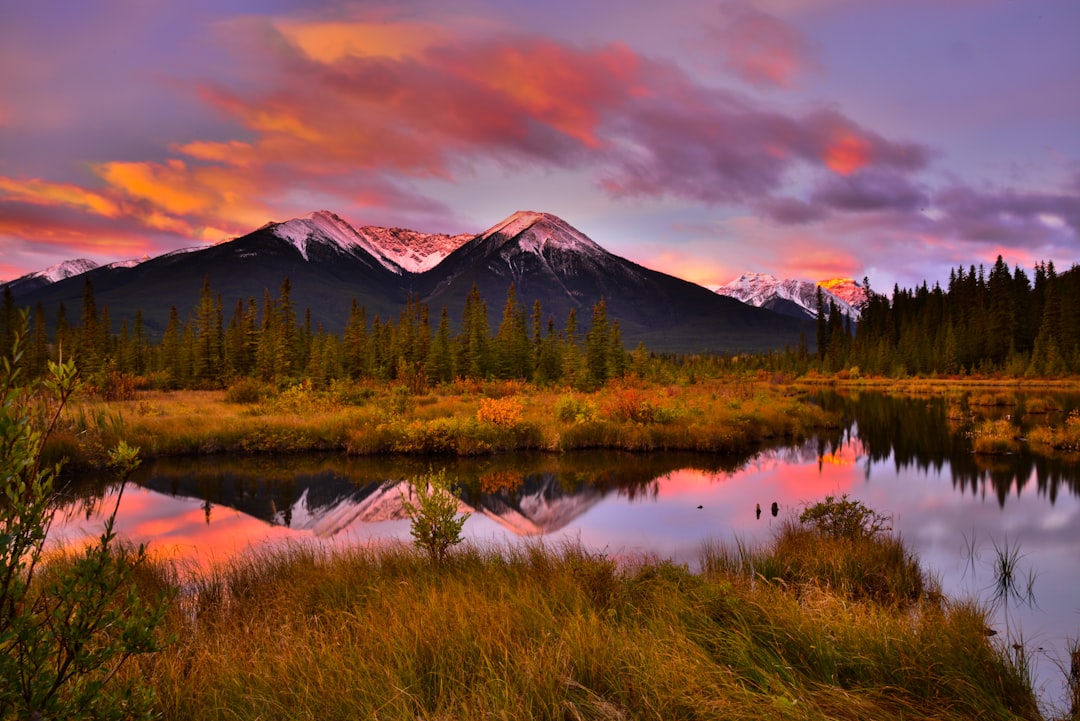Lacs Vermilion : reflets des Rocheuses — Banff