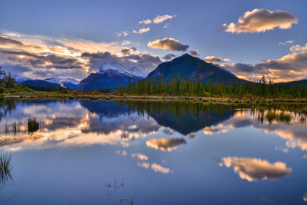Lacs Vermilion : reflets des Rocheuses - Banff | Secret World Trip Planner