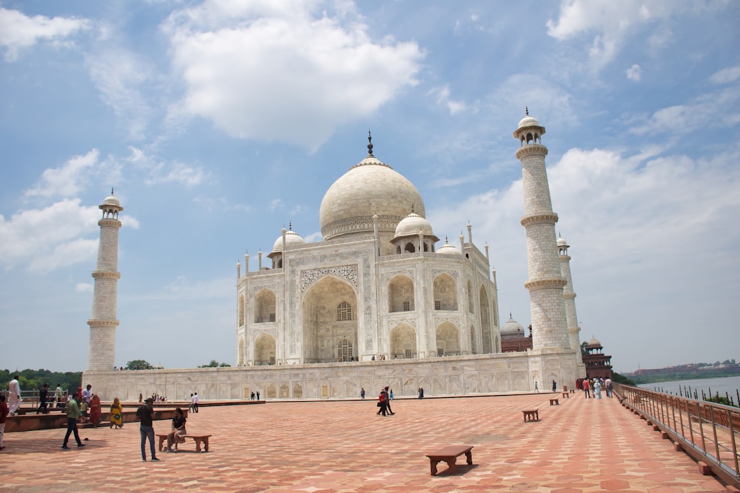 Taj Mahal à l'aube : lumières et couleurs sur la Yamuna - Agra | Secret World Trip Planner