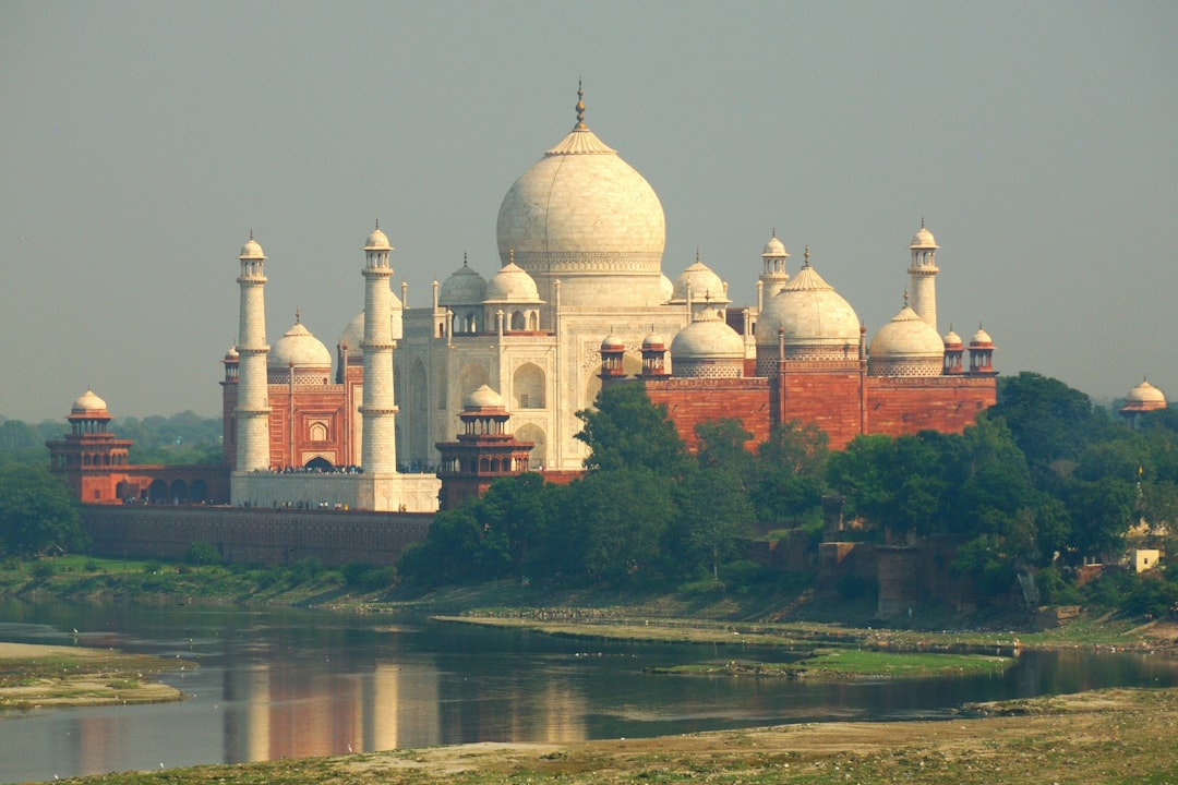 タージ・マハルの朝焼け：ヤムナ川の光と色 - Agra | Secret World Trip Planner
