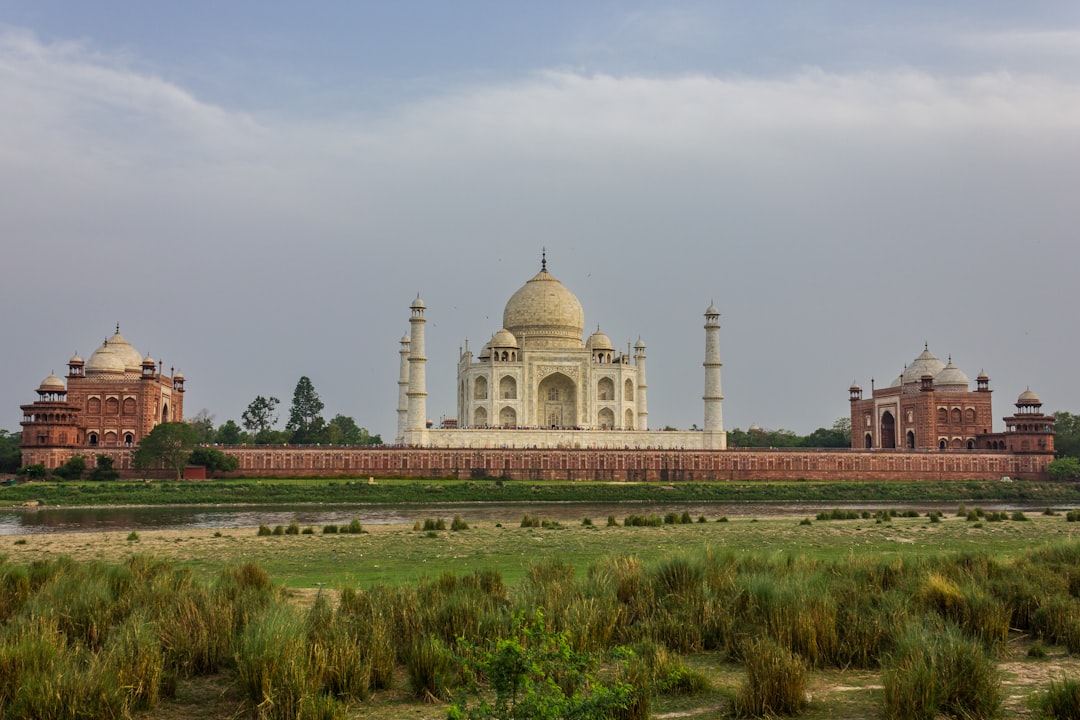 タージ・マハルの朝焼け：ヤムナ川の光と色 - Agra | Secret World Trip Planner
