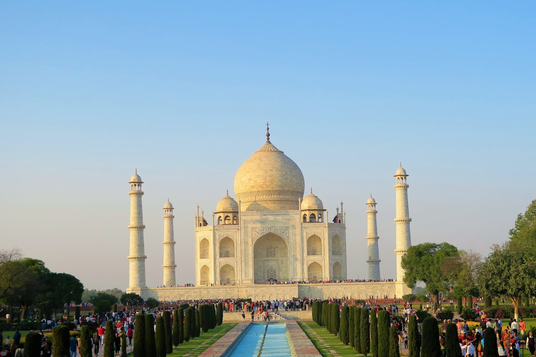 清晨的泰姬陵：雅穆纳河上的光影与色彩 - Agra | Secret World Trip Planner