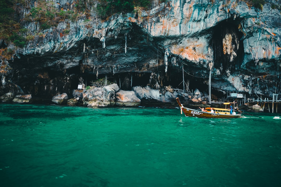 Esplora la Magia della Phra Nang Nai Cave in Thailandia - Mueang Krabi District | Secret World Trip Planner