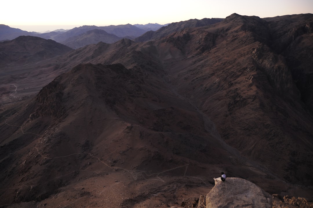 Découvrez le Mont Sinaï : un voyage entre nature et spiritualité | Secret World Trip Planner