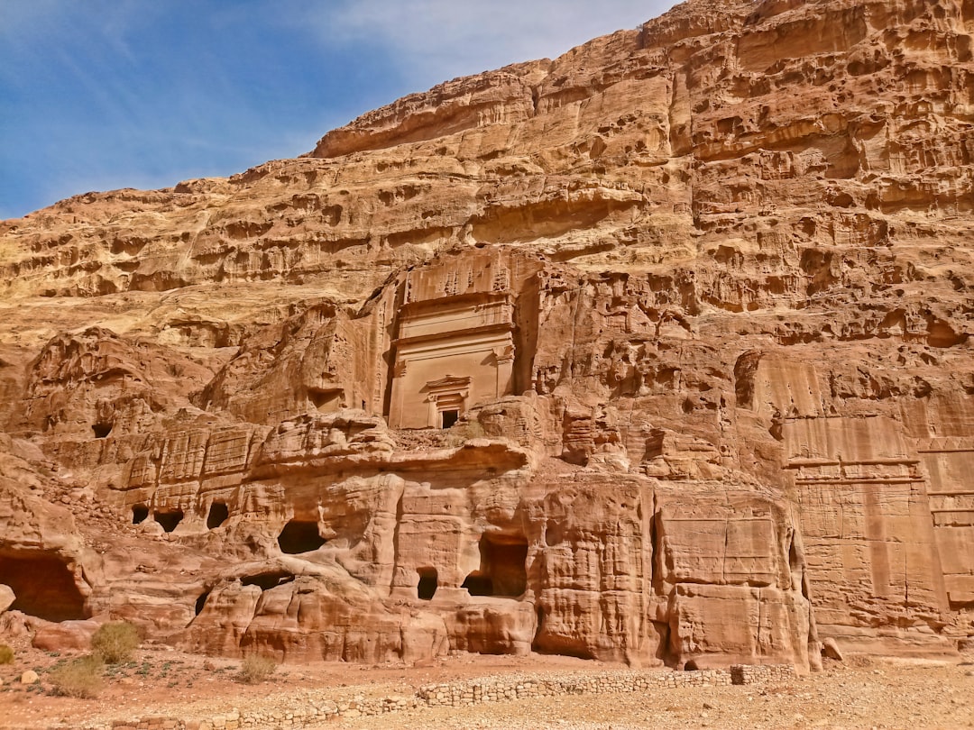 Scopri Jibal Khushaym Matruk: un gioiello naturale in Giordania | Secret World Trip Planner