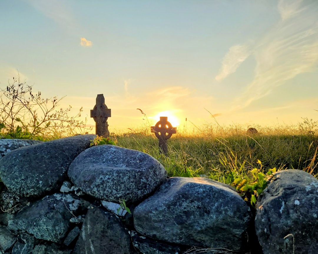 Descubriendo el Encanto de la Cruz Celta en Irlanda - Dublin | Secret World Trip Planner