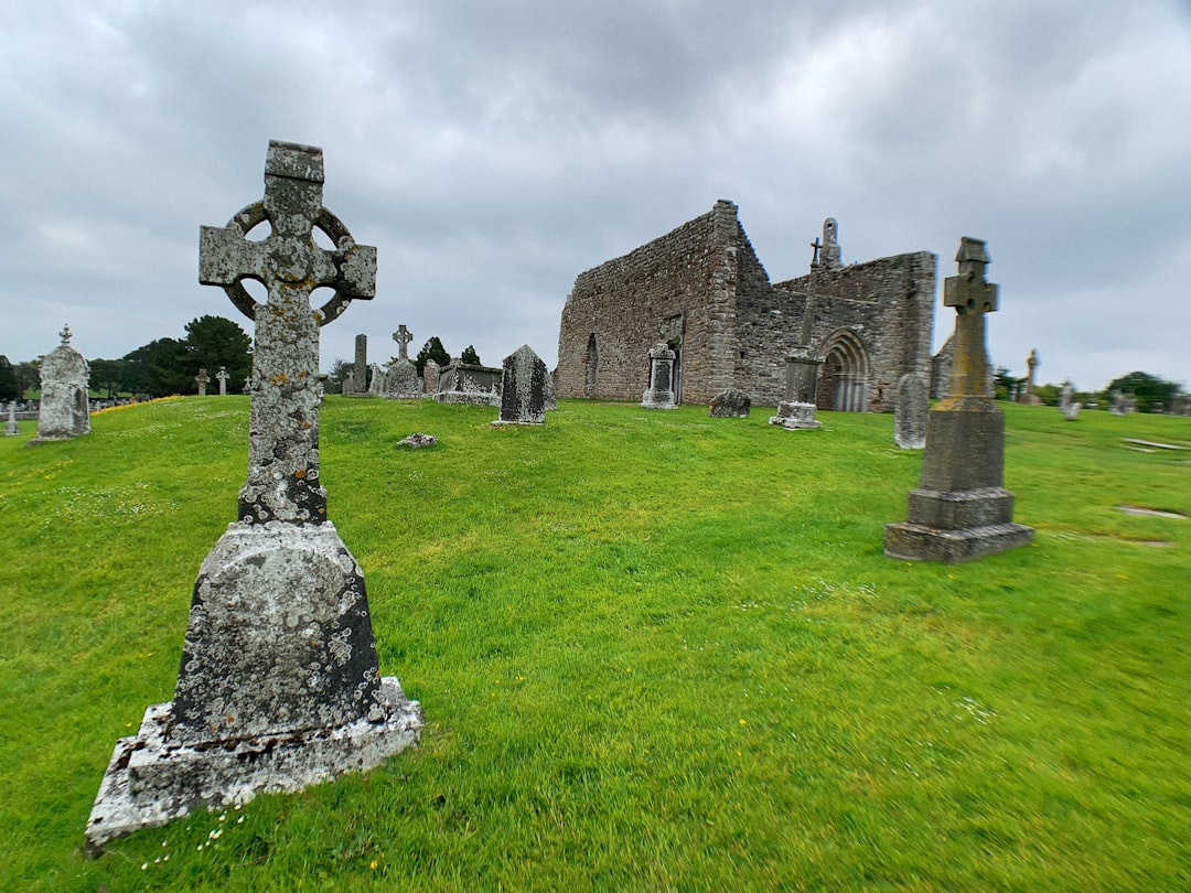 Découvrez l'Old Church en Irlande : histoire et charme intemporel - Cobh | Secret World Trip Planner