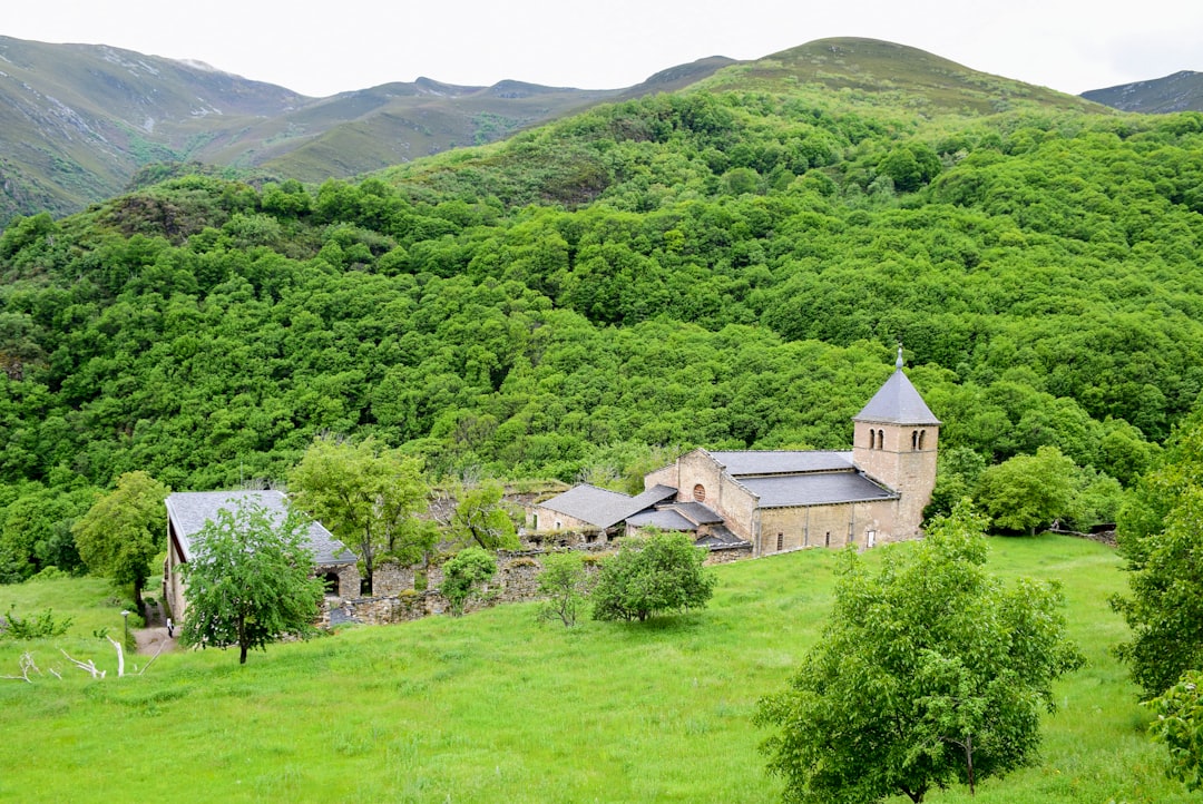 Monastério de Geghard: pedra, silêncio e fé na Armênia - 4RR9+74 | Secret World Trip Planner