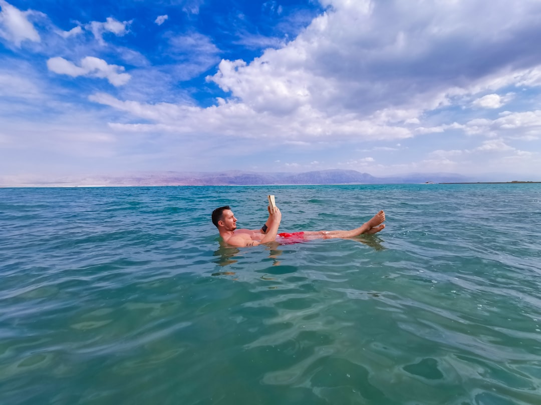 Il Mar Morto a Ein Bokek: galleggiare a 430 metri sotto il livello del mare - ריזורט וספא | Secret World Trip Planner
