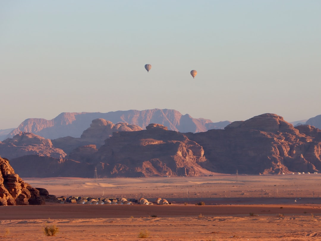 Wadi Rum: Rote Sonnenuntergänge in der Steinwüste - Wadi Rum Village | Secret World Trip Planner